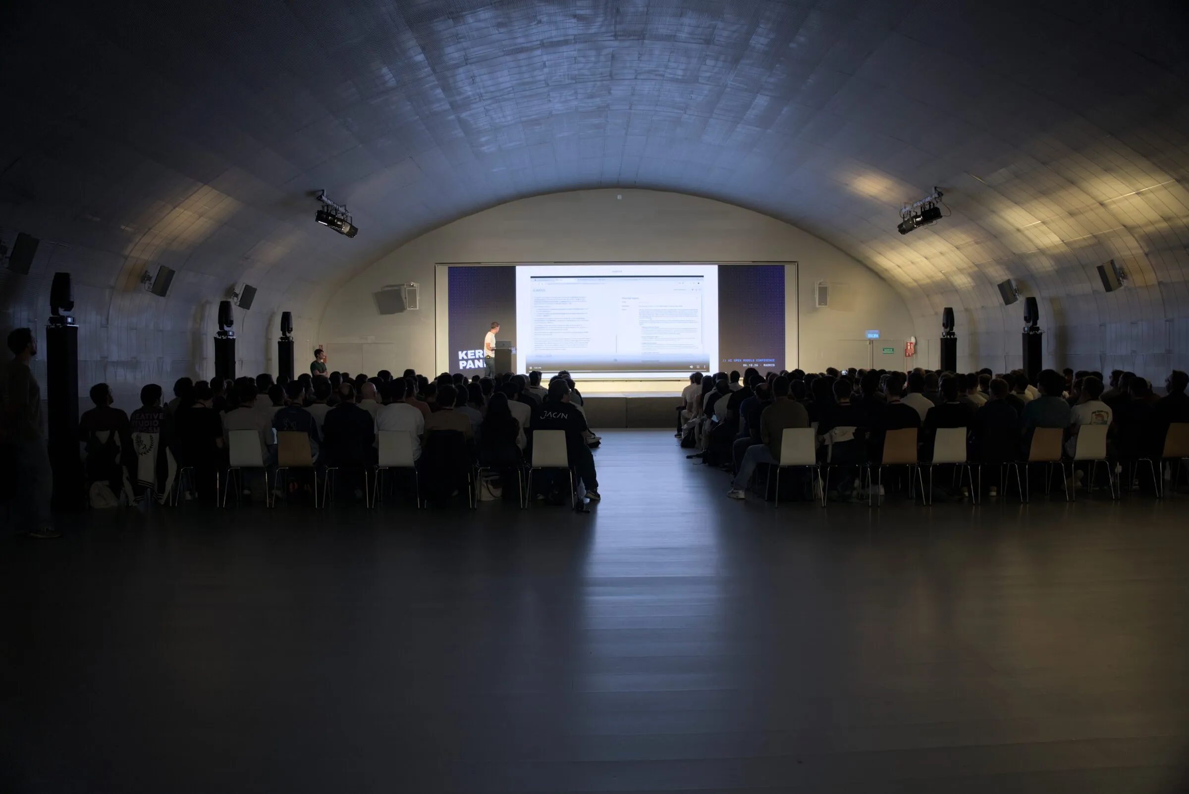 La sala abovedada de la Casa del Lector llena durante una charla