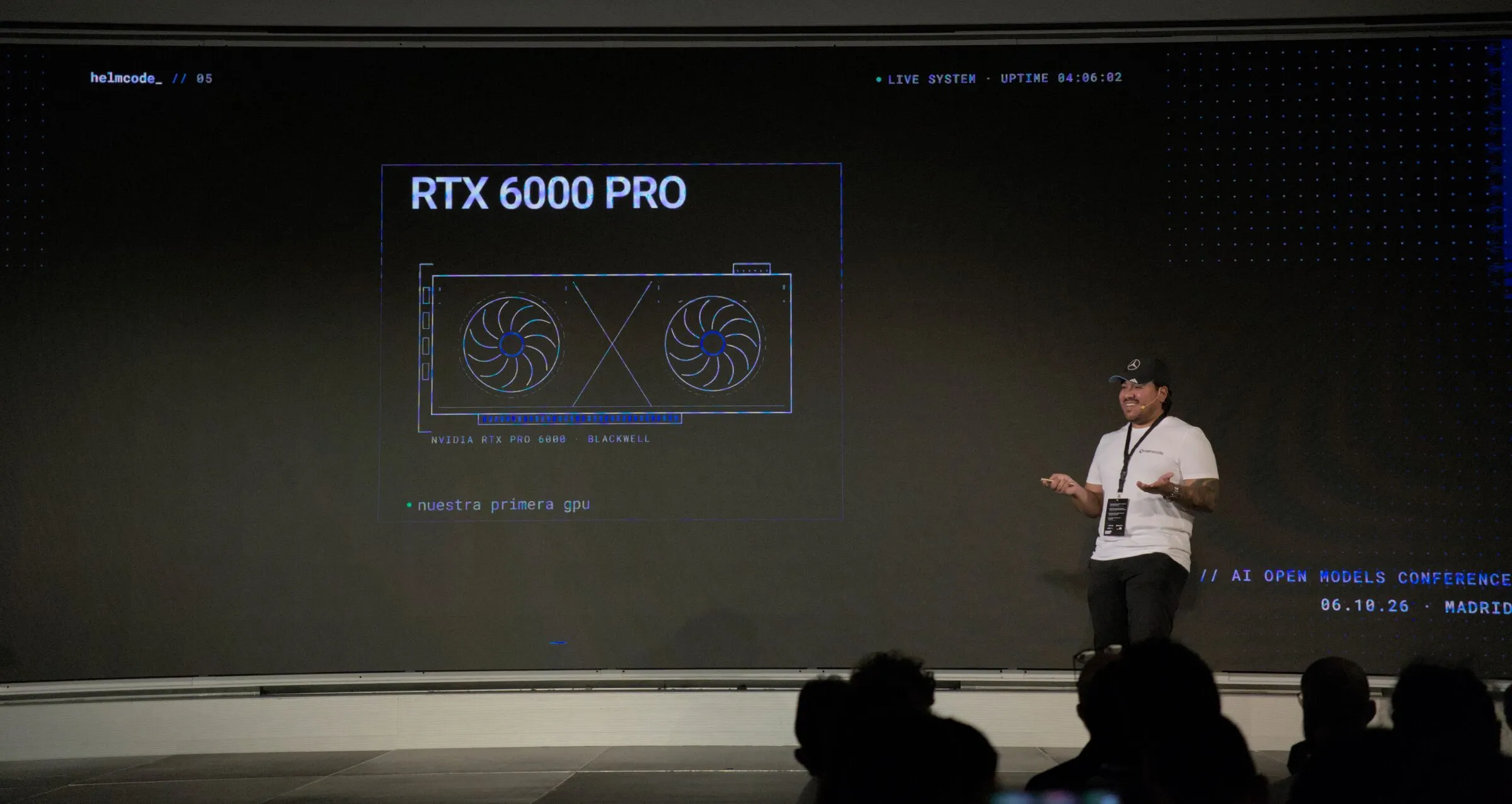 Cristian Córdova (Helmcode) frente a una diapositiva sobre la GPU RTX 6000 PRO