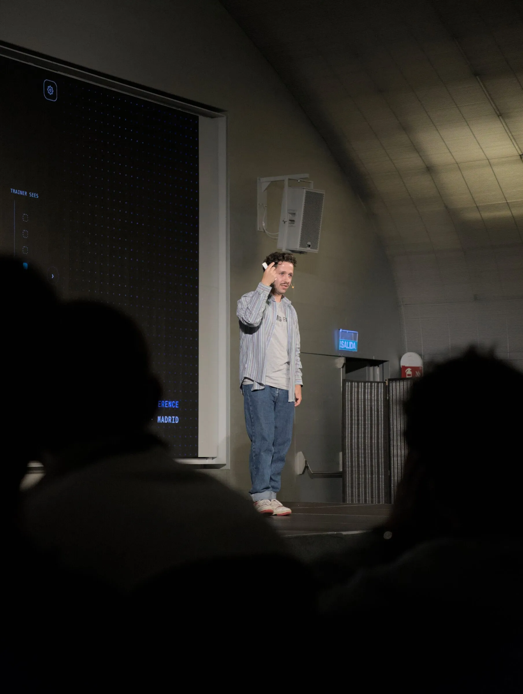 Sergio Paniego (Hugging Face) en el escenario, visto desde el público