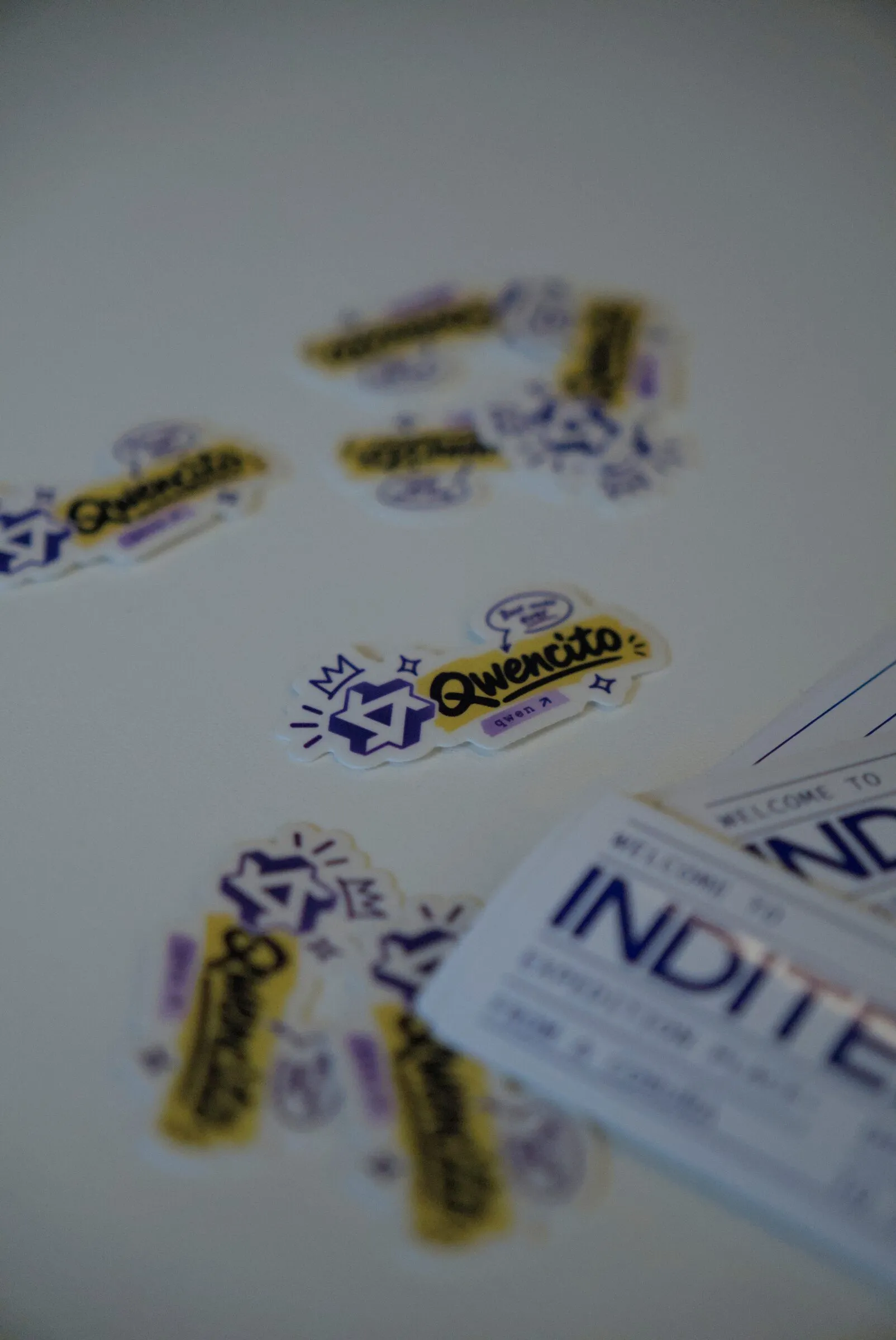 Stickers del evento repartidos por la mesa de acreditación